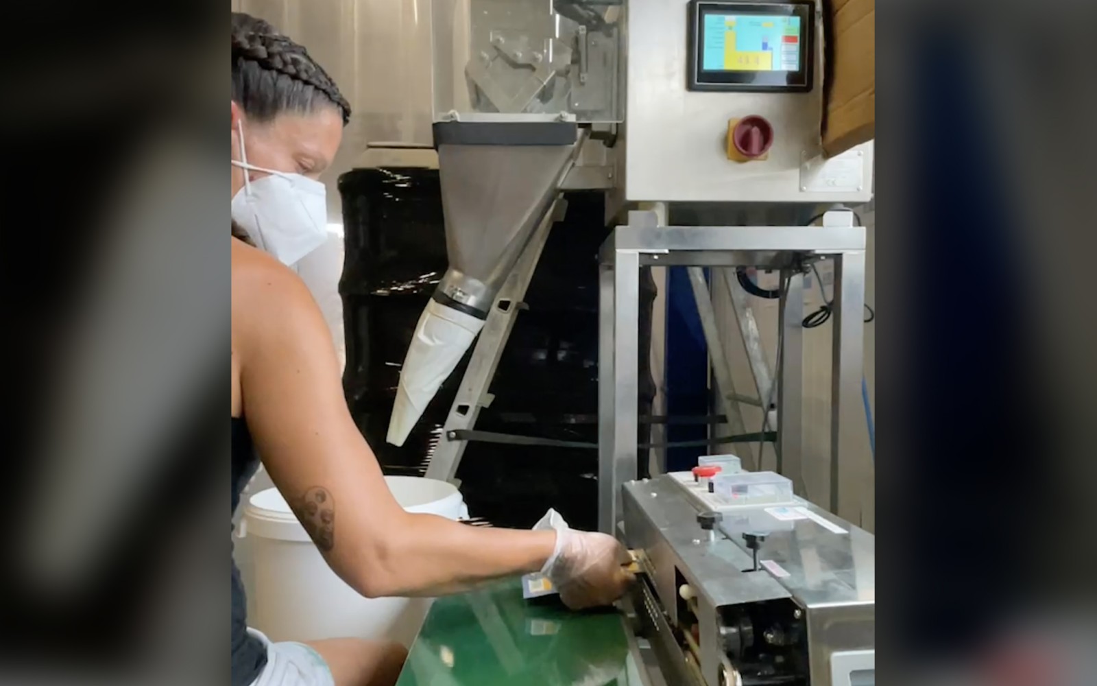 Extrait vidéo Linkedin Audrey conditionne notre spiruline en sachet