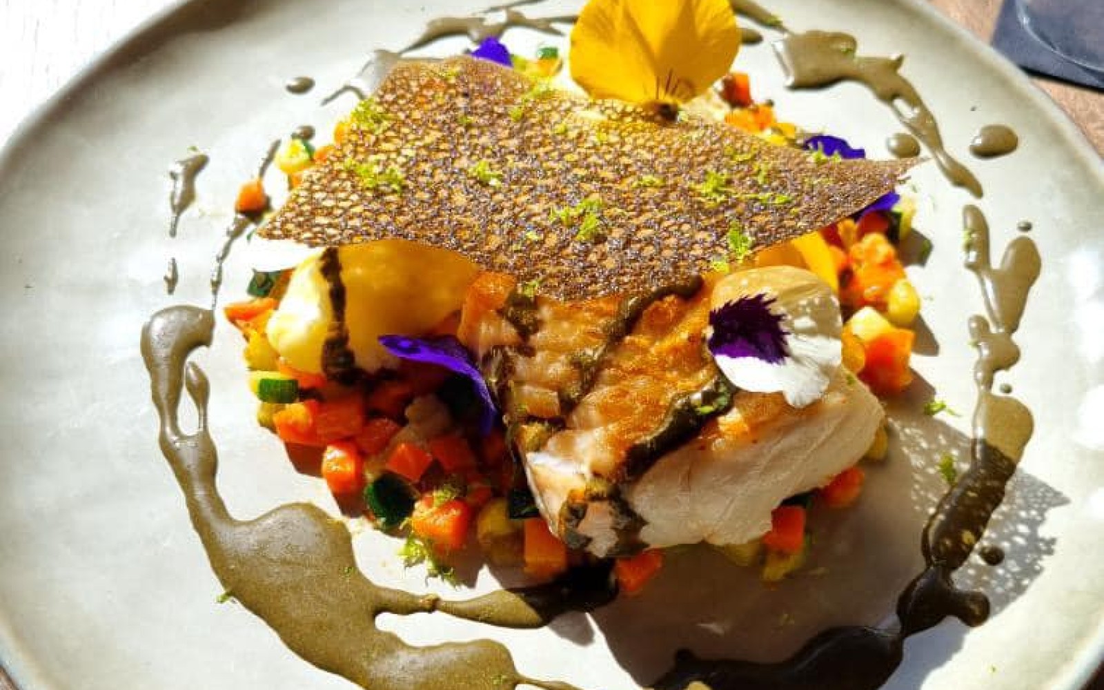 Le Bistrot de Mathieu, une brasserie familiale du sud de la France, propose à son menu un filet de Cabillaud sur sa brunoise de légumes