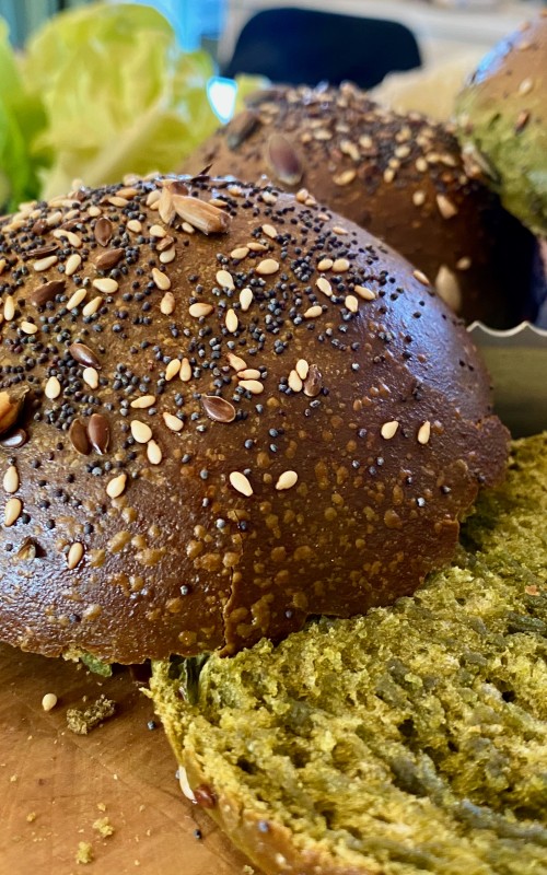 Pains à burger à la spiruline fraîche par notre chef Hugo Bouvier