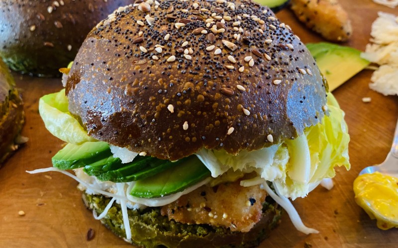 Burger avec pain frais à la spiruline