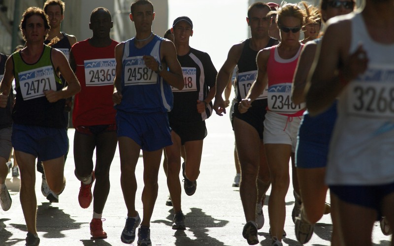 Groupe de coureurs à pied, qui cherchent la performance