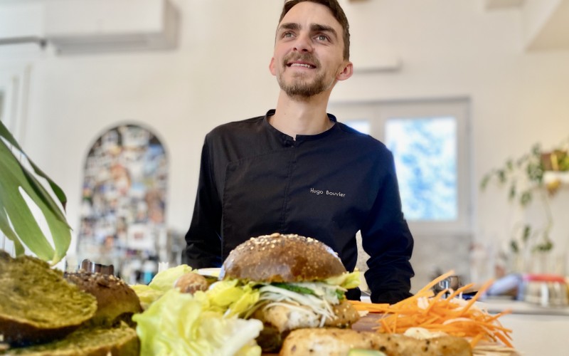 Le pain burger à la spiruline avec le chef Hugo Bouvier