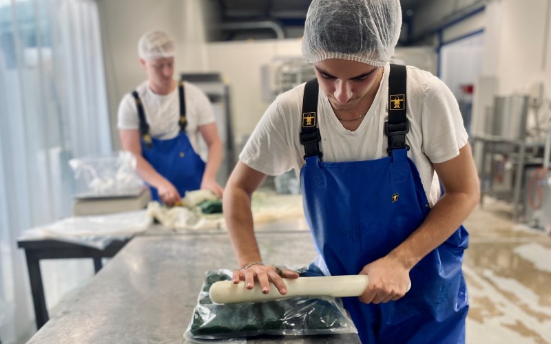 Les cultivateurs de chez Solis préparant de la spiruline fraîche qui sera surgelée