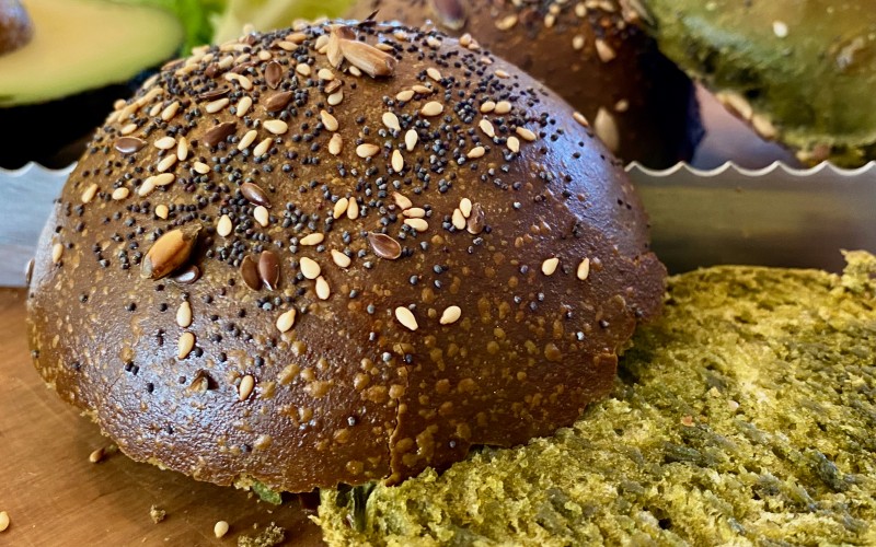 Pains à burger à la spiruline fraîche par notre chef Hugo Bouvier