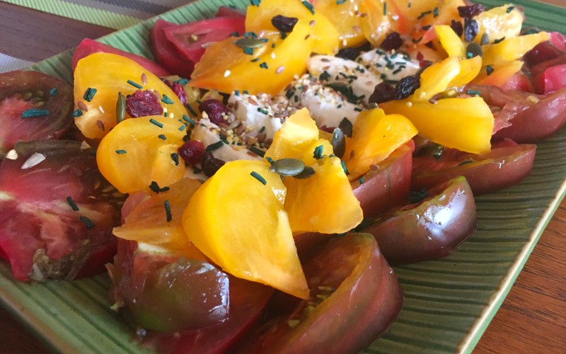 Salade de tomates saupoudrée de paillettes de spiruline