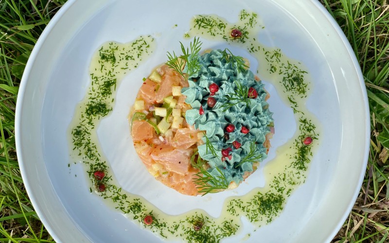 Tartare de saumon & mousse spirulinée par le chef Hugo Bouvier