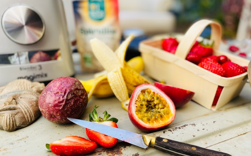 Un smoothie avec des fruits exotiques, des fraises et de la spiruline