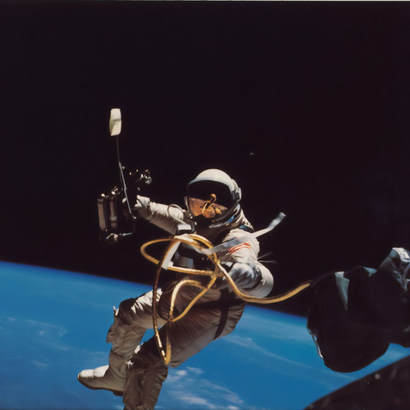 Astronaute en haute atmosphère (crédit photo : The New York Public Library @Unsplash)