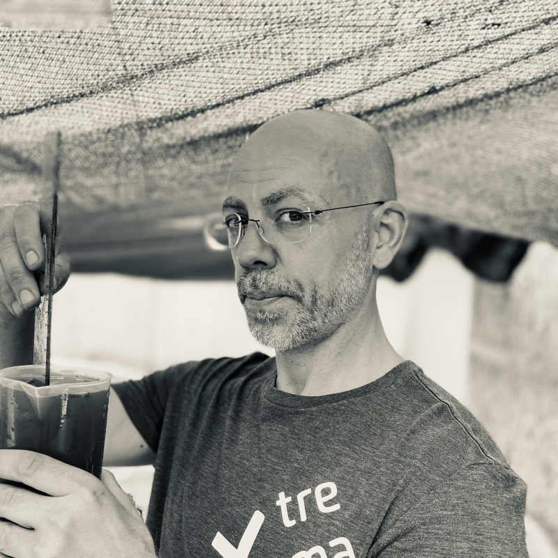 Yann responsable de la culture de spiruline à la ferme des Lonnes (Châteaurenard) (crédit photo @JL K.)